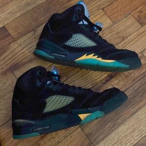 Used slightly worn jordan size 5 women sneakers in good condition…